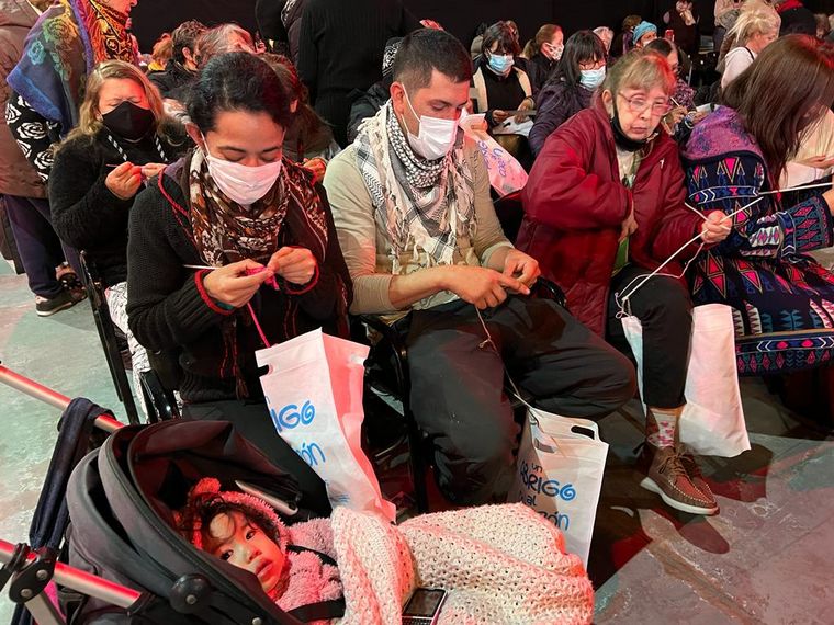 Miles de personas en el Quality tejiendo por un 