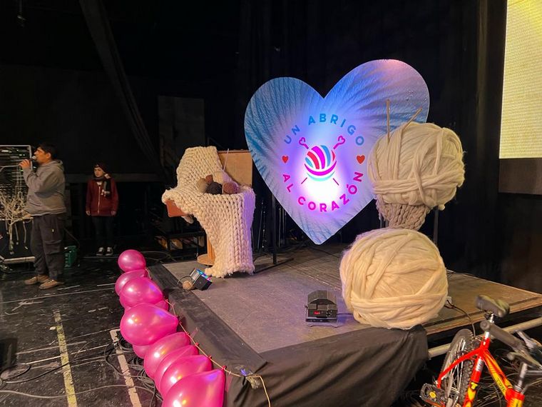 Miles de personas en el Quality tejiendo por un 