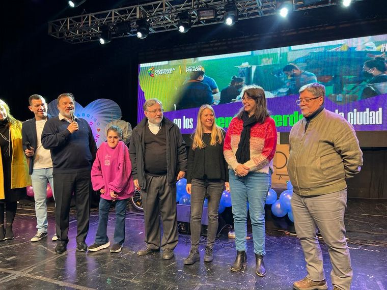 Miles de personas en el Quality tejiendo por un 