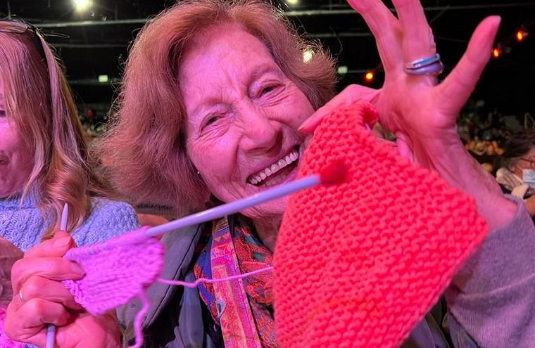 FOTO: Juana María Caoni, tejedora de 92 años que se acercó desde barrio Las Palmas