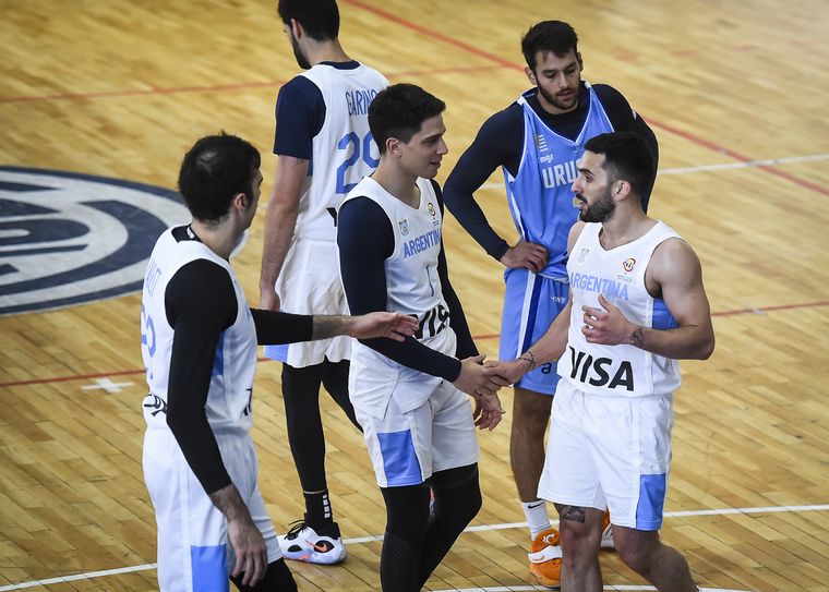 Reunión de cordobeses. Campazzo recibe la felicitación de Vildoza y Vaulet. Foto: CAB