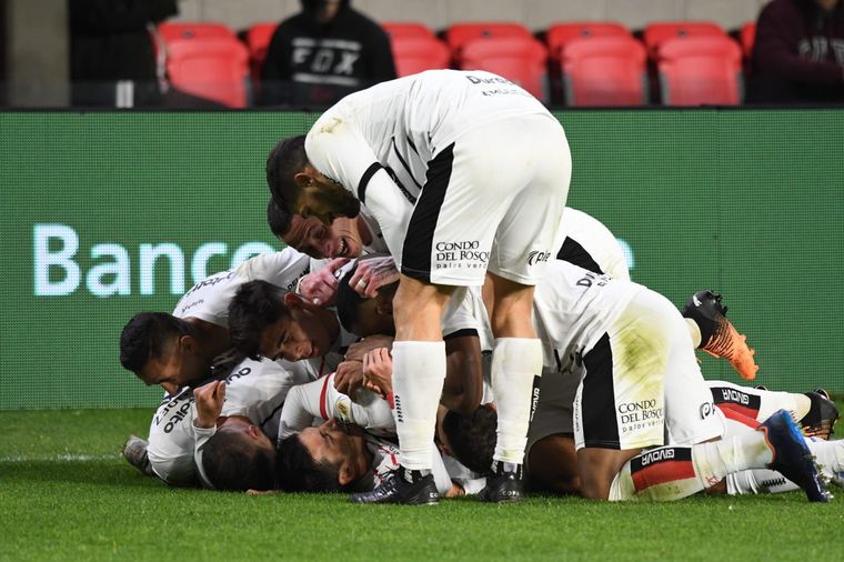 Newell´s ganó y festeja ser único líder