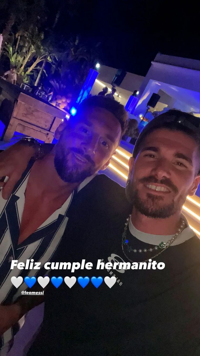 FOTO: De Paul y Tini viajaron al cumpleaños de Messi.