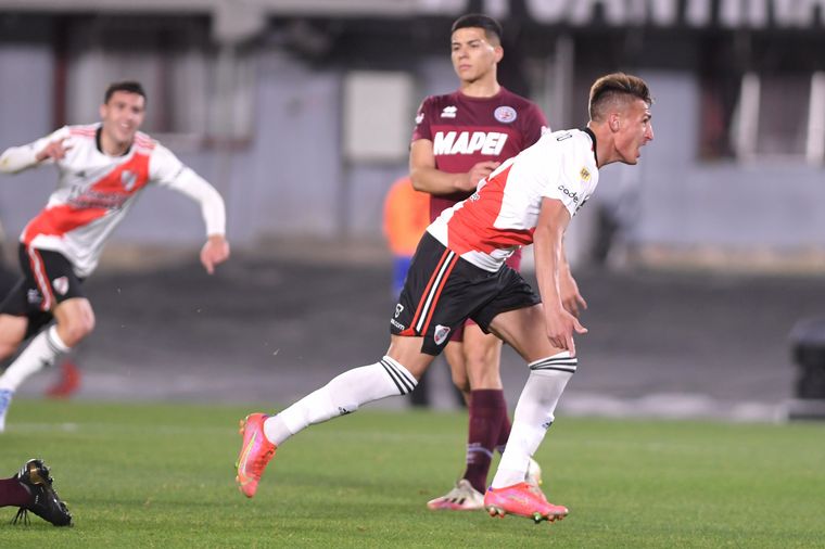 Braian Romero festeja el segundo tanto de River ante Lanús.