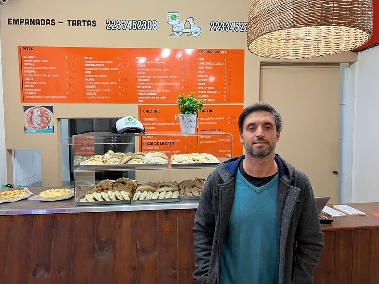 Crearon una pizza rellena de salchicha parrillera y es furor