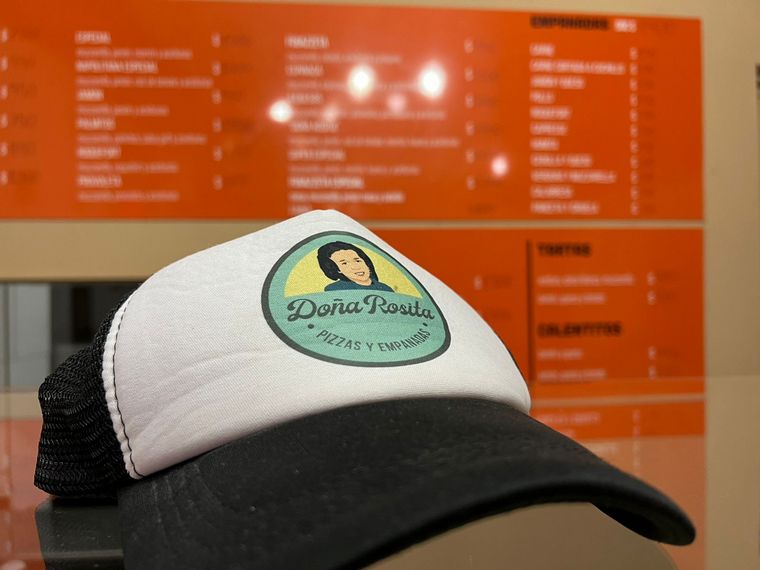 Crearon una pizza rellena de salchicha parrillera y es furor