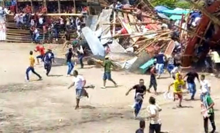 Derrumbe fatal en una plaza de toros en Colombia.