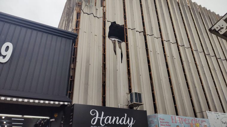 FOTO: Insólito: cayó mampostería de un edificio en plena peatonal