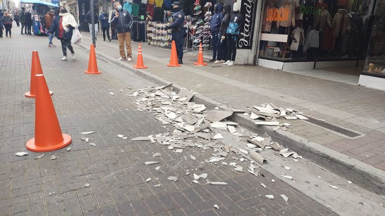 FOTO: Insólito: cayó mampostería de un edificio en plena peatonal