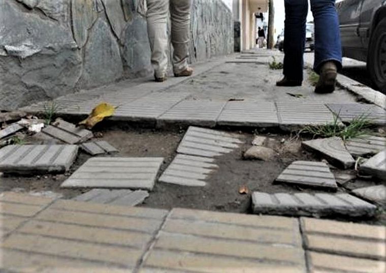 Se lastimó por un pozo en la vereda y deberán indemnizarla. 