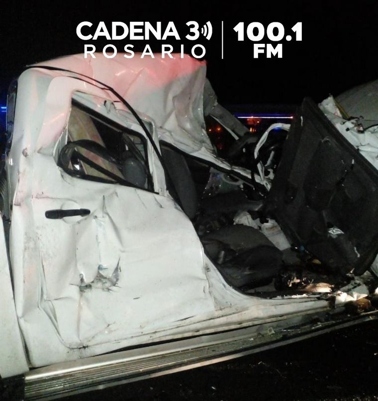 Así quedó la camioneta en la que viajaba la mujer que murió.