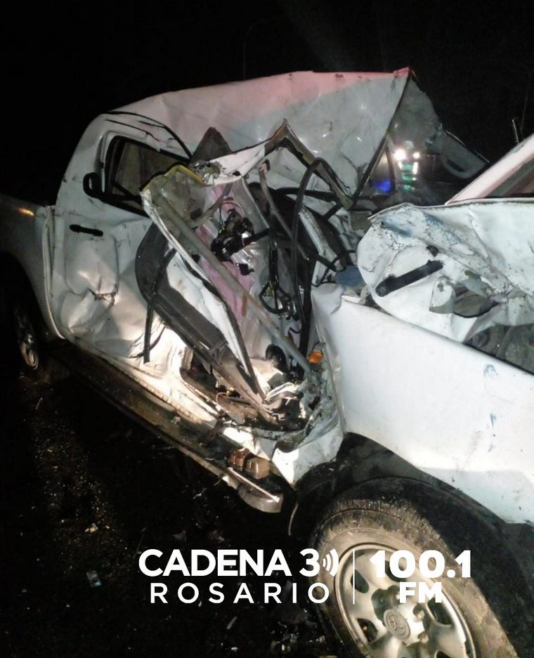 Así quedó la camioneta en la que viajaba la mujer que murió.