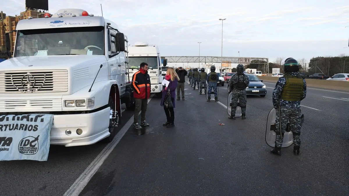 Protesta de transportistas por falta de gasoil.