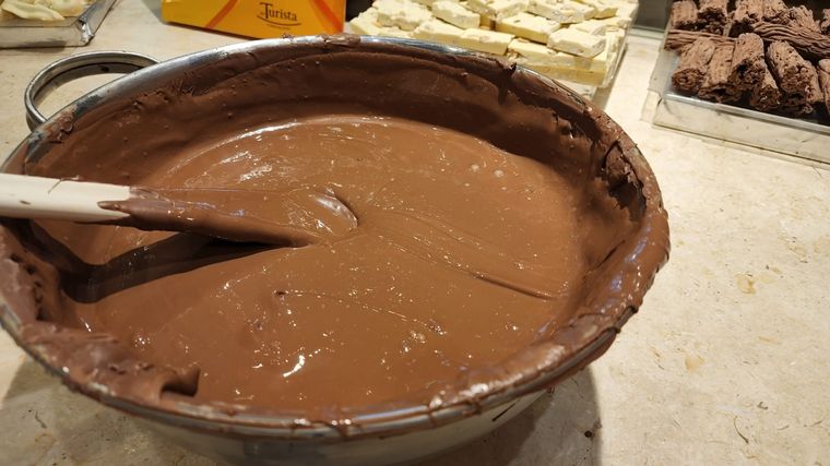 Mica Rodríguez aprendió a hacer chocolate en rama en Bariloche.