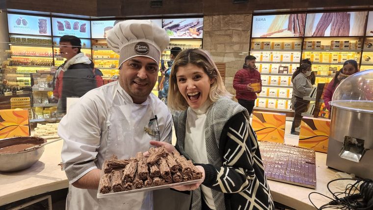 FOTO: Mica Rodríguez aprendió a hacer chocolate en rama en Bariloche.