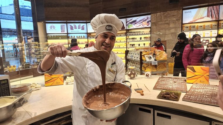 Mica Rodríguez aprendió a hacer chocolate en rama en Bariloche.