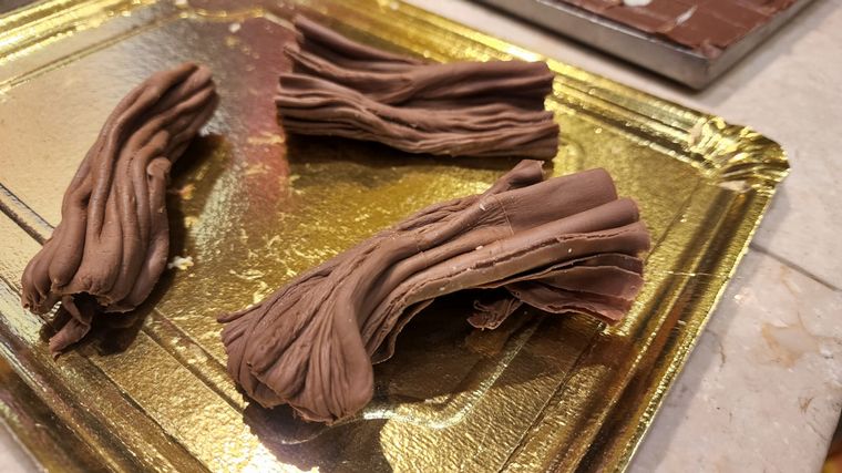 FOTO: Mica Rodríguez aprendió a hacer chocolate en rama en Bariloche.