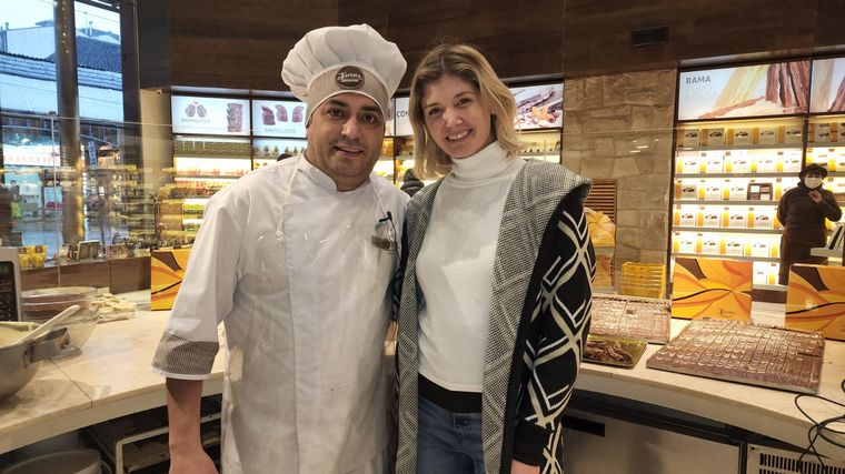 Mica Rodríguez aprendió a hacer chocolate en rama en Bariloche.