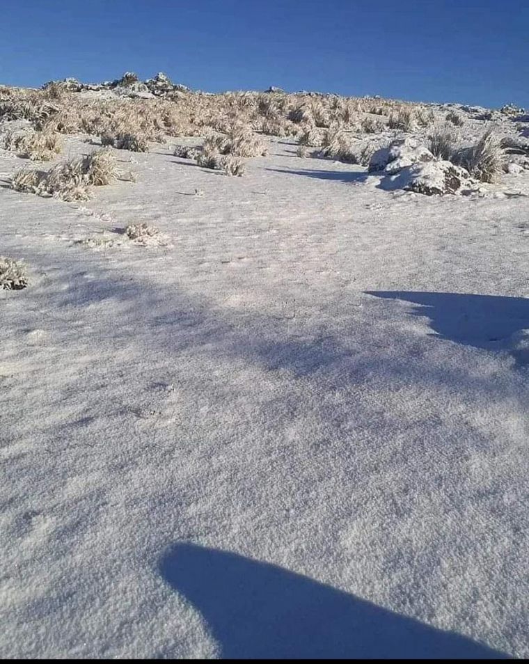 Un manto blanco cubrió a las Sierras Grandes de Córdoba.