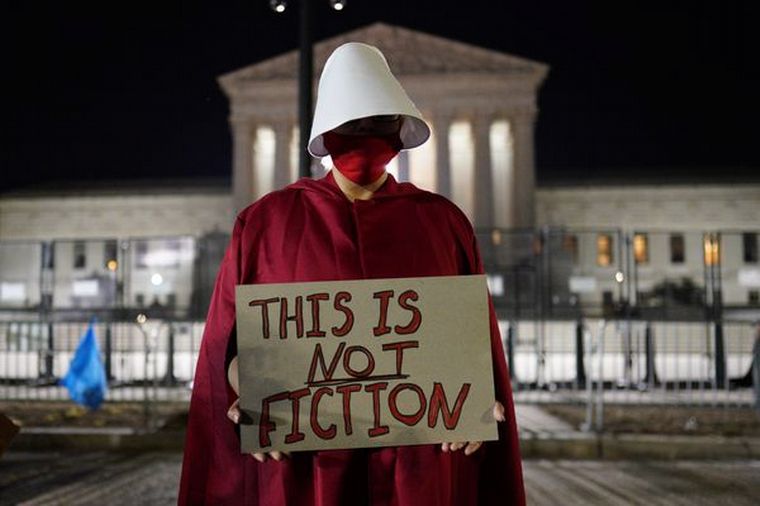 FOTO: Aborto en EE.UU: el libro del que todos hablan tras el fallo