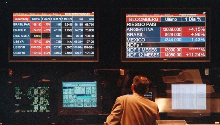 Sube el riesgo país en Argentina y vuelve a instalarse la volatilidad cambiaria. 