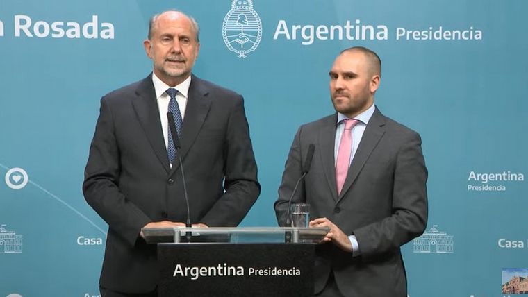 Omar Perotti junto a Martín Guzmán en el anuncio por la deuda de coparticipación. 
