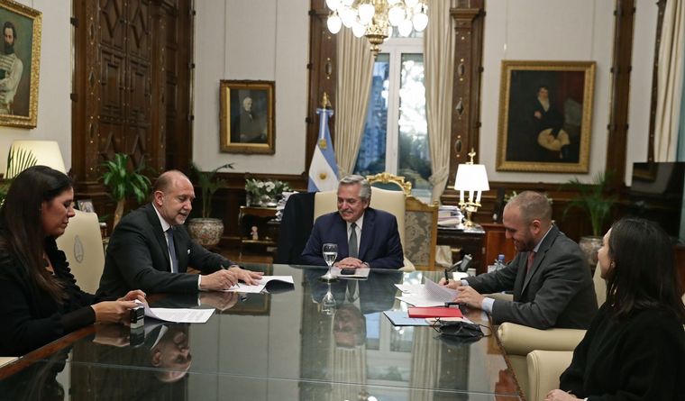 FOTO: El gobernador Omar Perotti firmó con el Presidente el pago de la deuda de Nación. 