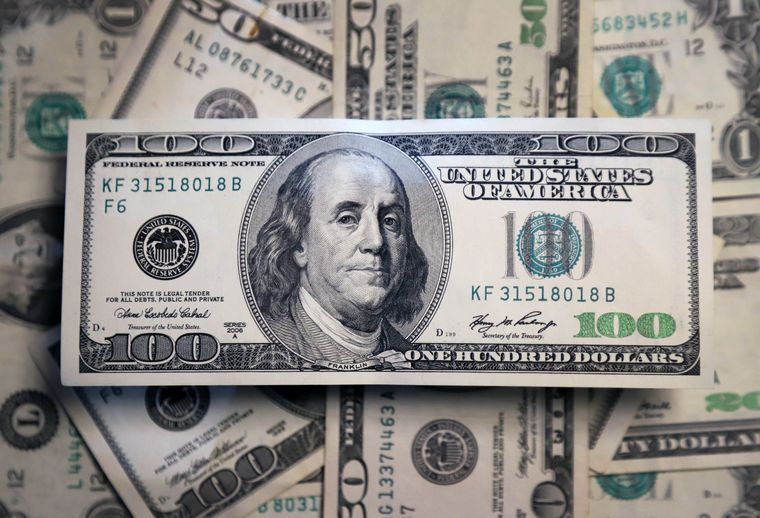 El dólar blue se mantuvo estable en $239 y el BCRA hizo una compra récord.