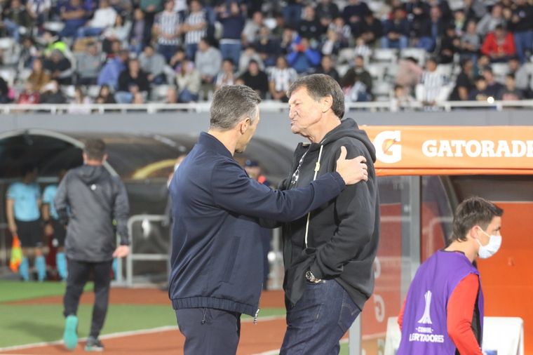 El Kempes se llenó de color ante la llegada de los equipos.