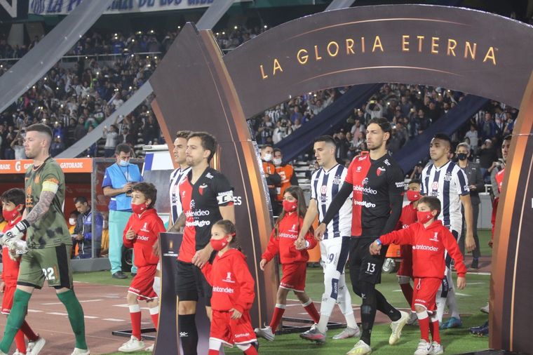 El Kempes se llenó de color ante la llegada de los equipos.