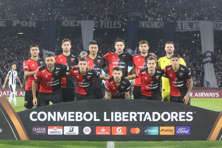 El Kempes se llenó de color ante la llegada de los equipos.