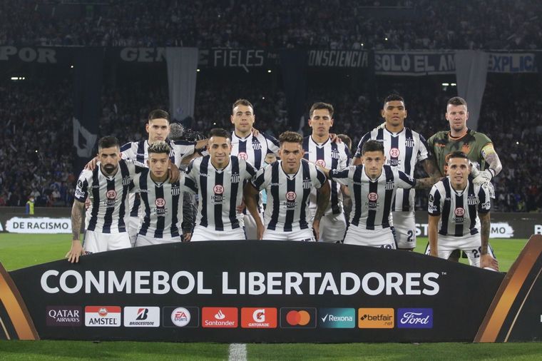 El Kempes se llenó de color ante la llegada de los equipos.