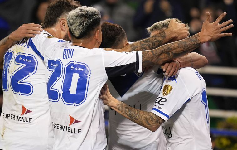 Los jugadores velezanos festejan el tanto de la victoria ante River.