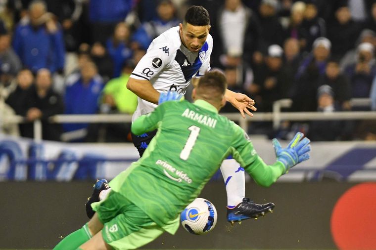 Armani, la figura del partido entre River y Velez.