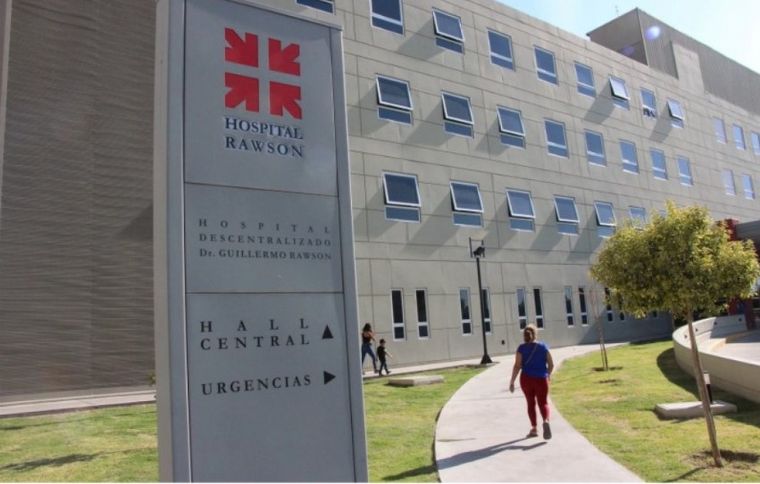 Dos compañeros le pusieron drogas en su bebida a un alumno y debió ser internado.