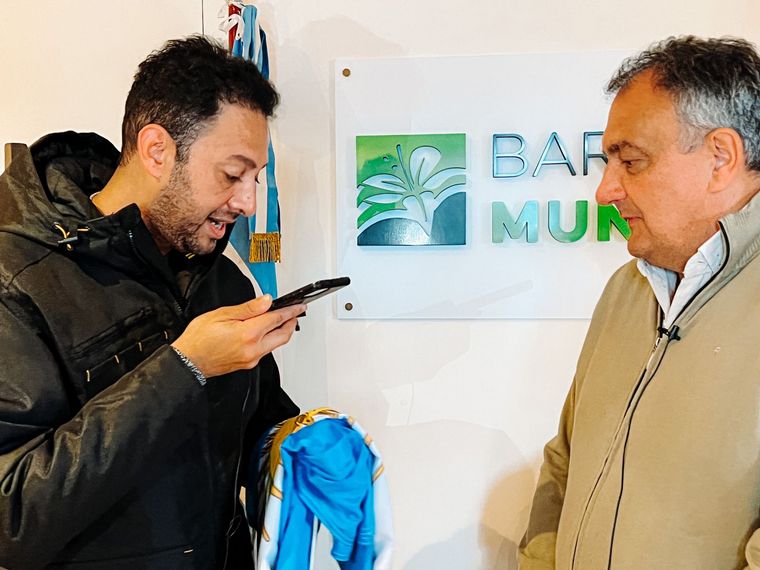 Raúl Monti entregó la bandera de Cadena 3 al intendente de Bariloche.