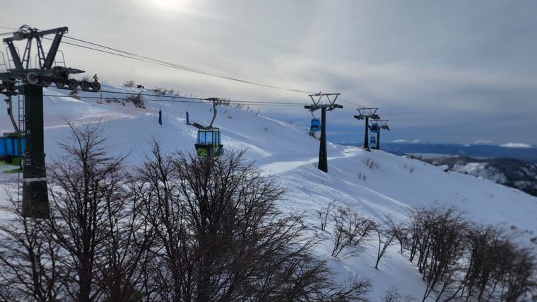 FOTO: El equipo de Viva la Radio tomó su primera clase de esquí en el Cerro Catedral.