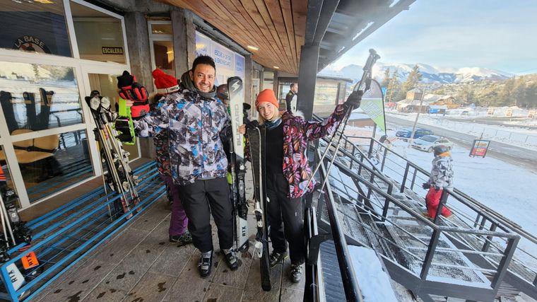 FOTO: El equipo de Viva la Radio tomó su primera clase de esquí en el Cerro Catedral.