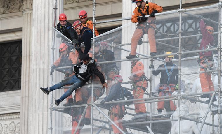 Un hombre amenazó con tirarse desde un andamio del Congreso.