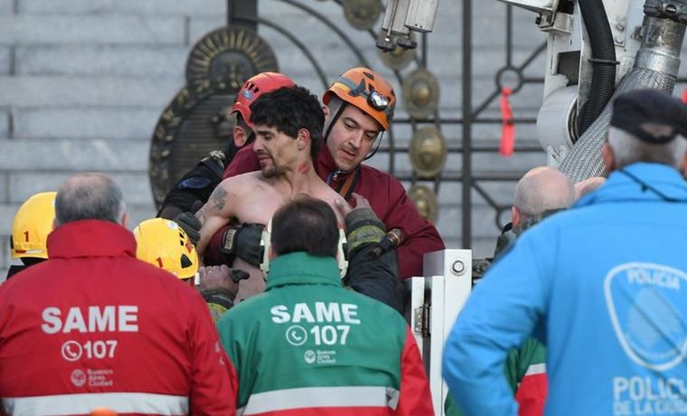 Un hombre amenazó con tirarse desde un andamio del Congreso.