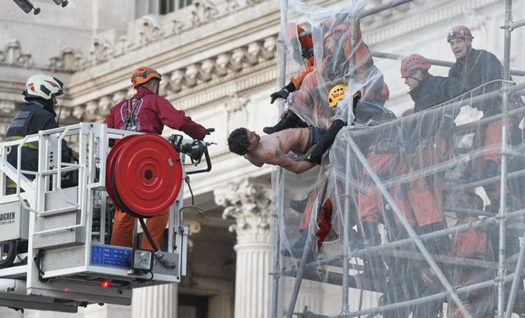 Un hombre amenazó con tirarse desde un andamio del Congreso.
