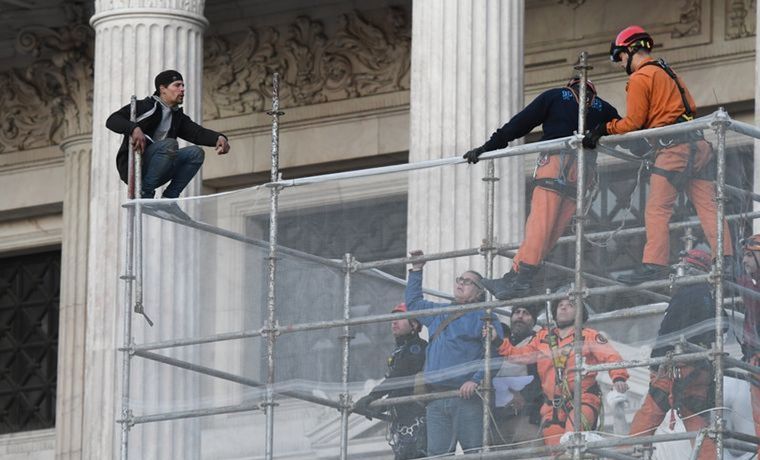 Un hombre amenazó con tirarse desde un andamio del Congreso.