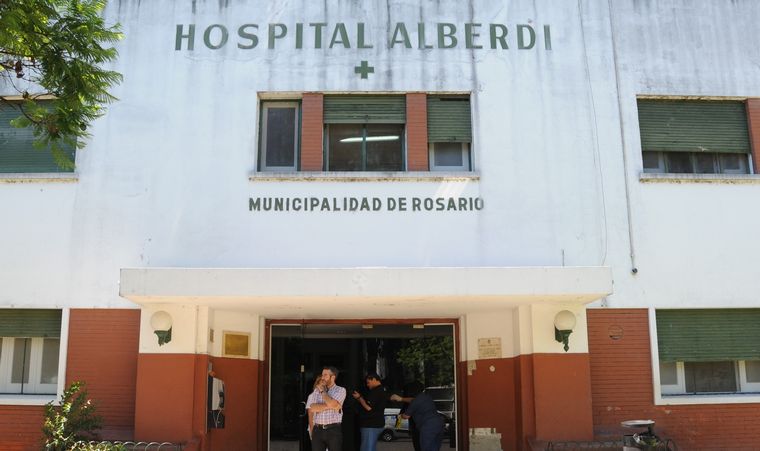 FOTO: Crimen sicario en una verdulería: el hombre baleado falleció en el hospital Alberdi. 