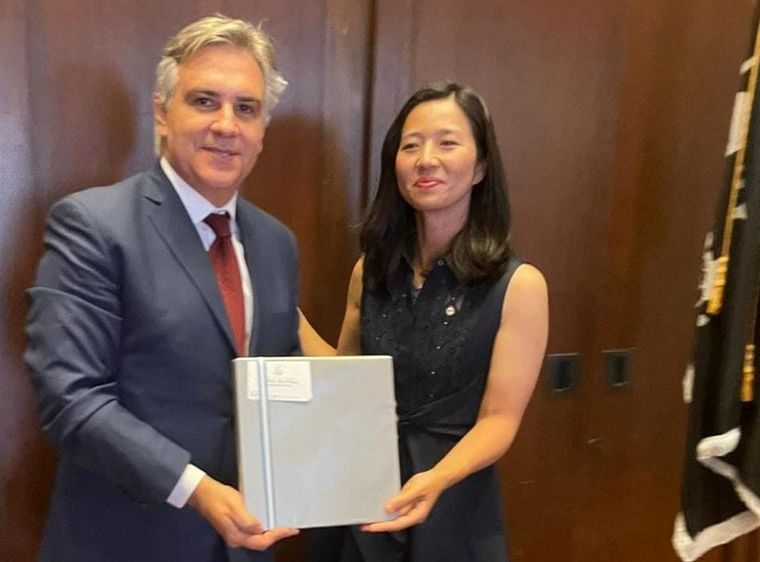 Llaryora junto a la alcaldesa de Boston, Michelle Wu.