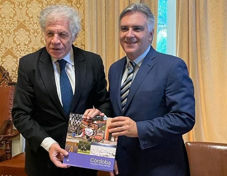 El secretario General de la OEA, Luis Almagro, junto a Martín Llaryora.