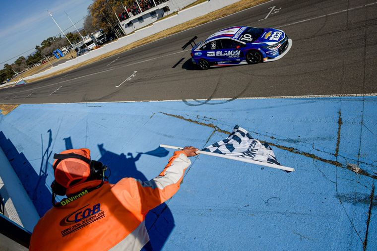 La bandera de cuadros cae sobre el Cruze #10 que ahora lidera el certamen
