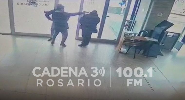 FOTO: Hospital Centenario: Una empleada de seguridad  resultó herida.