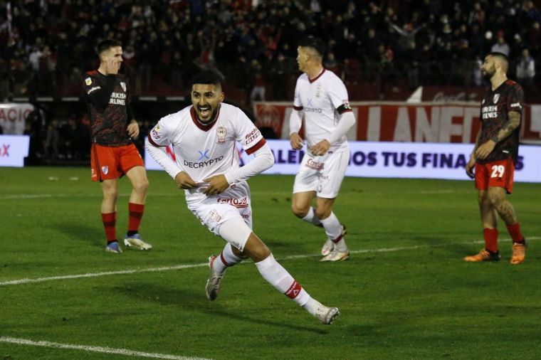 Jonathan Galván festeja su gol ante River.