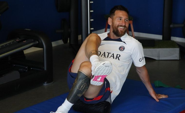FOTO: Lionel Messi volvió a los entrenamientos tras sus vacaciones. (Foto: Twitter PSG)