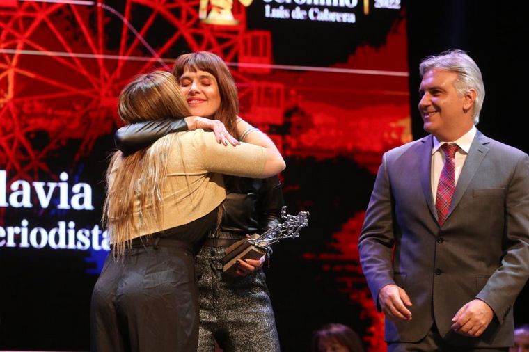 Flavia Iros, periodista de Cadena 3 y de Diversidad, recibiendo su Jerónimo